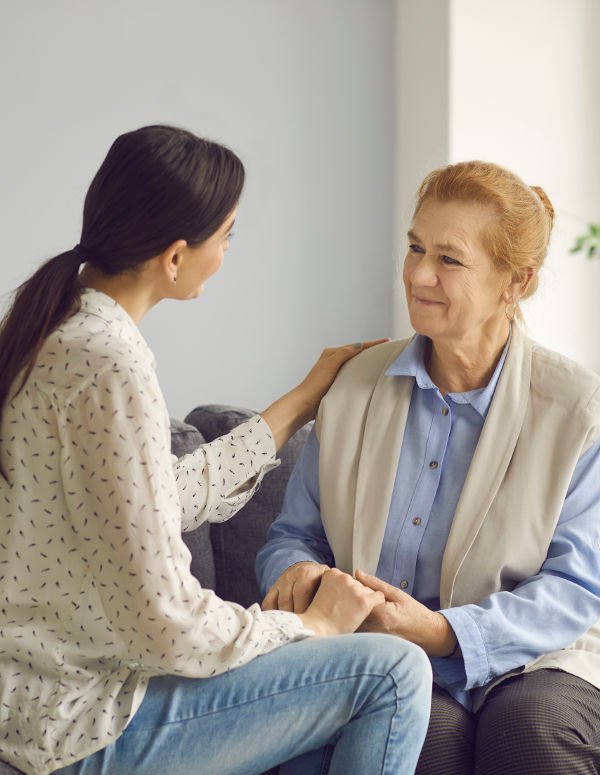 Une aide à domicile qui prend soin d'une personne agée