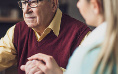 Quelle est la différence entre une auxiliaire de vie et une aide à domicile ?