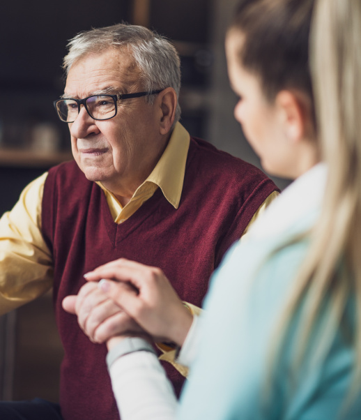 Un senior aidé par une auxiliaire de vie
